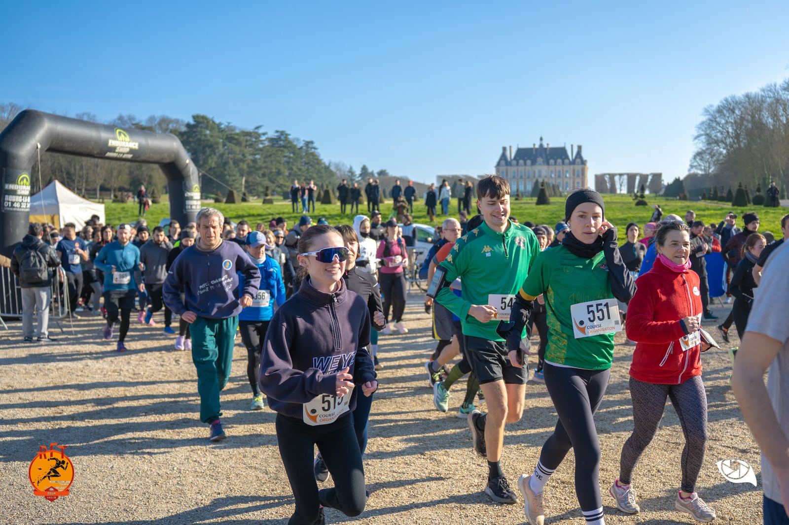 Coureurs et marcheurs juste après le départ