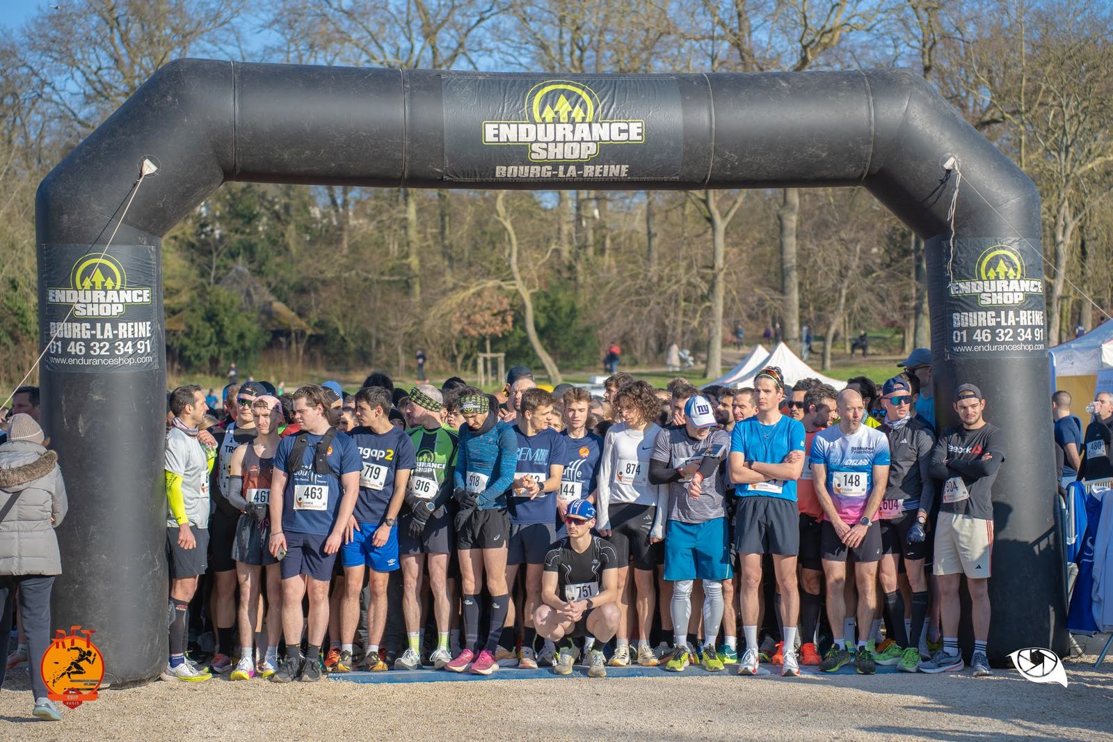 Coureurs sous l’arche de départ de l’édition 2026
