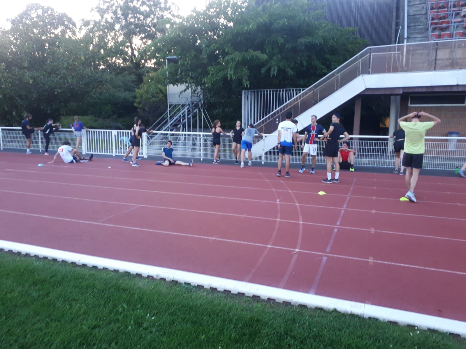 Étudiants en échauffement sur la piste d’athlétisme