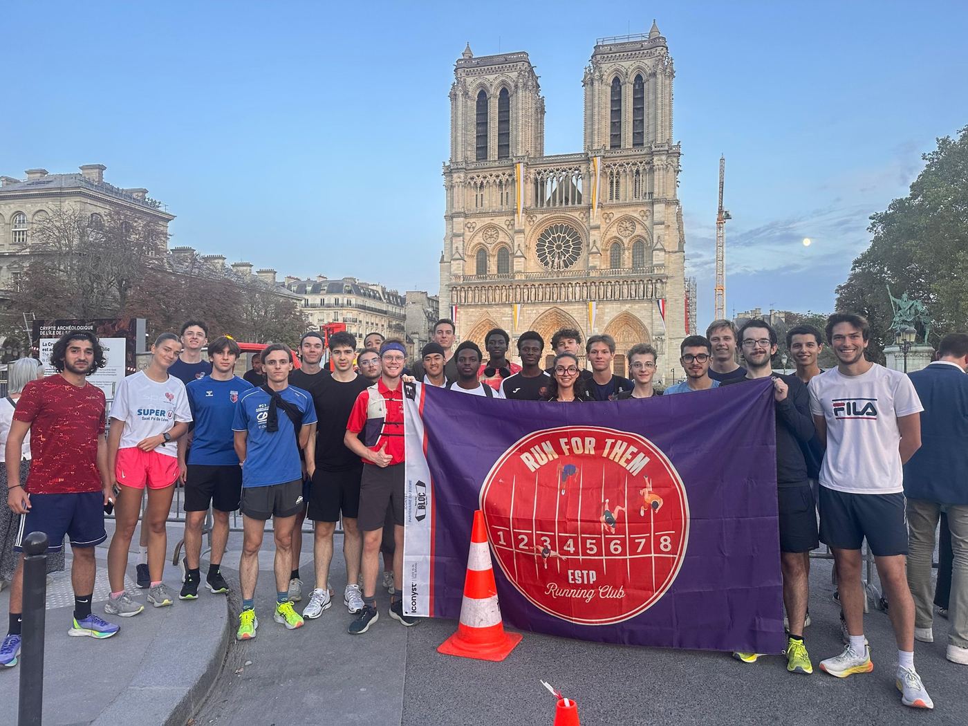 Le groupe devant Notre-Dame de Paris lors d’une sortie nocturne